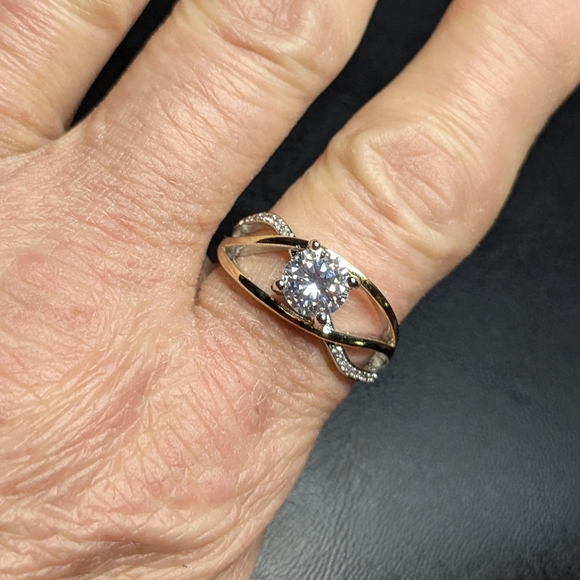 Ladies Unique Two-Tone Split Band CZ Solitaire (9.25) - Picture 12 of 15